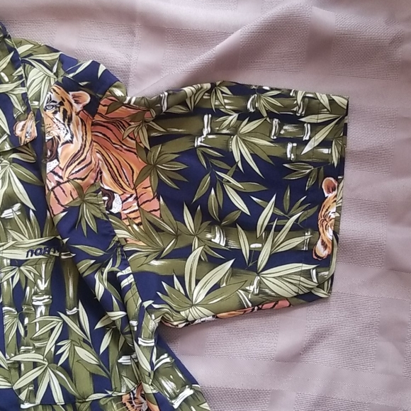 Q5 - North Peak jungle inspired button down shirt - Picture 2 of 6